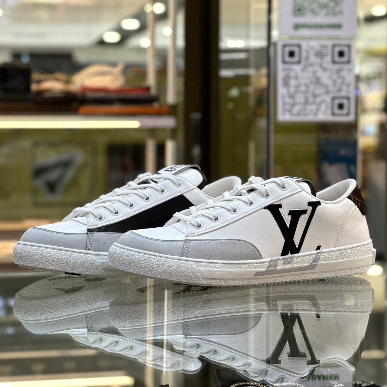 Louis Vuitton Charlie Sneaker Cacao. Size 34.0
