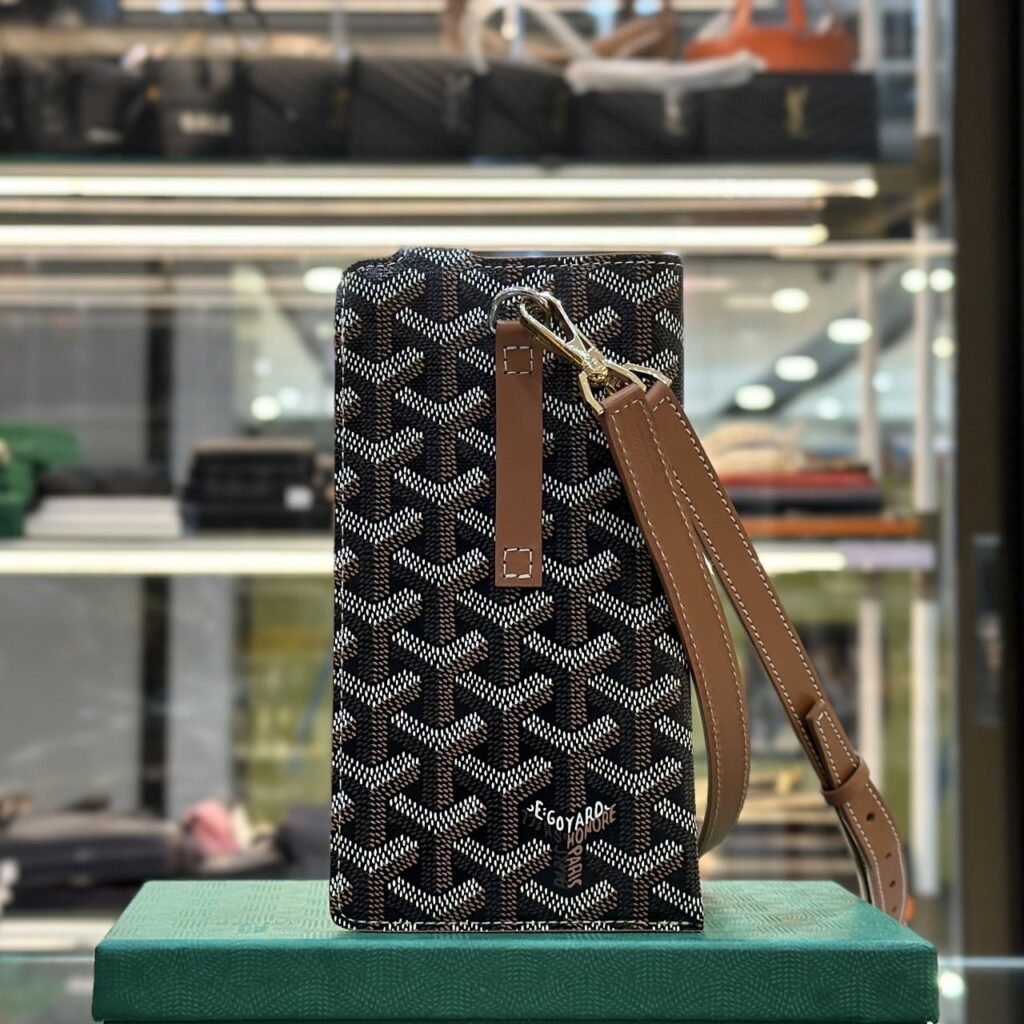 MONTMARTRE GM CASE 18 IN SAPPHIRE BLUE GOYARDINE CANVAS
