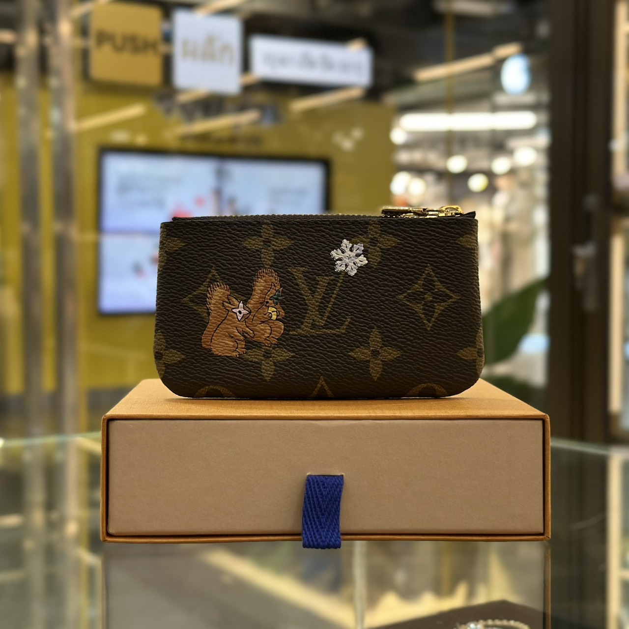 LOUIS VUITTON Vivienne Winter Holiday Key Pouch (2)