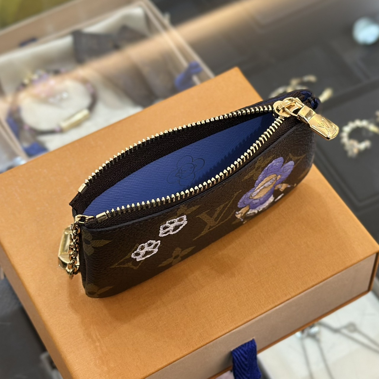 LOUIS VUITTON Vivienne Winter Holiday Key Pouch (3)