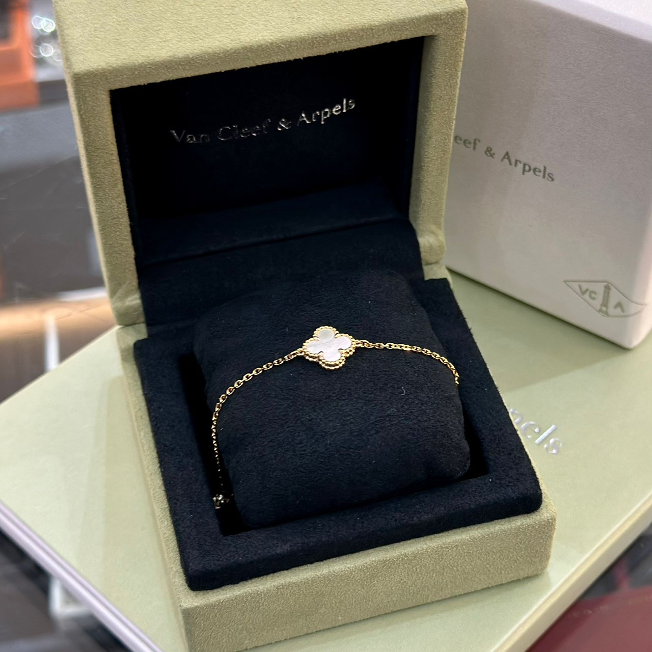 VAN CLEEF & ARPELS Sweet Alhambra Bracelet Mother of Pearl (1)