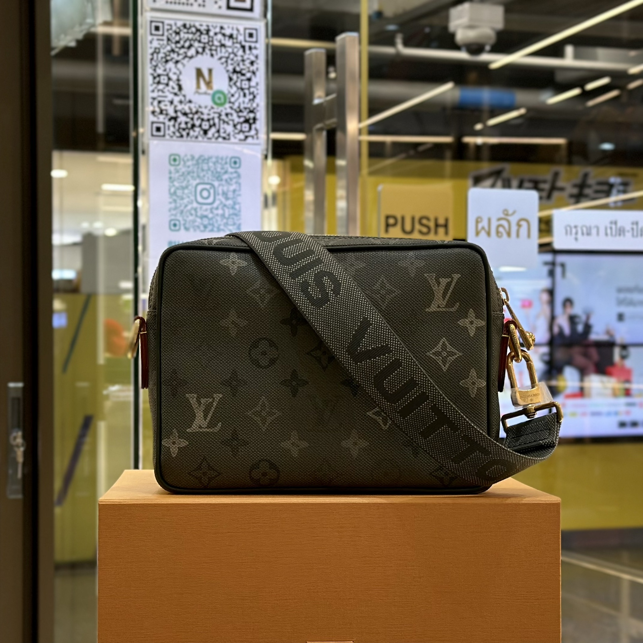 LOUIS VUITTON Monogram Surplus Nil Bag (2)