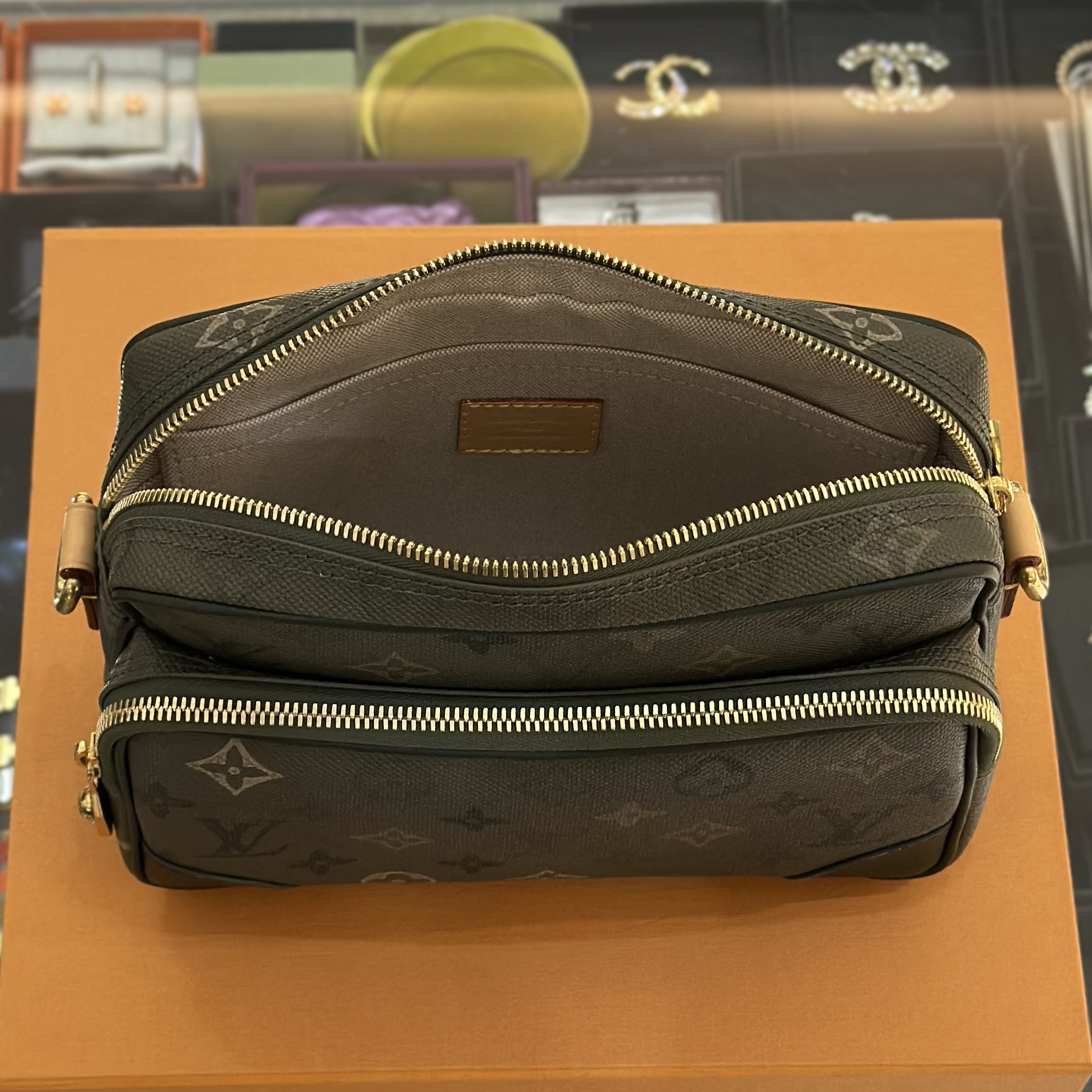 LOUIS VUITTON Monogram Surplus Nil Bag (3)