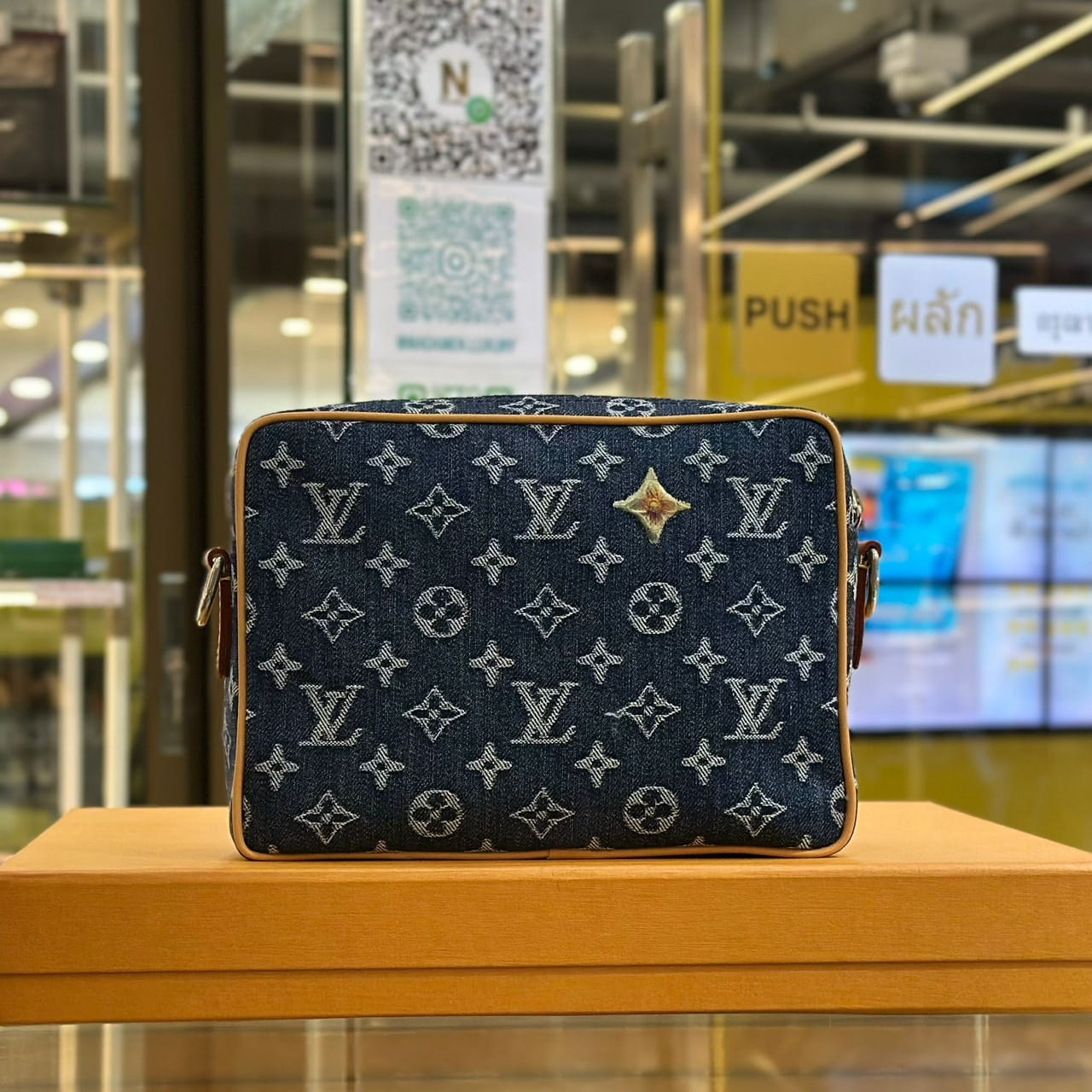 LOUIS VUITTON Monogram Flowers Denim Nil Bag (2)