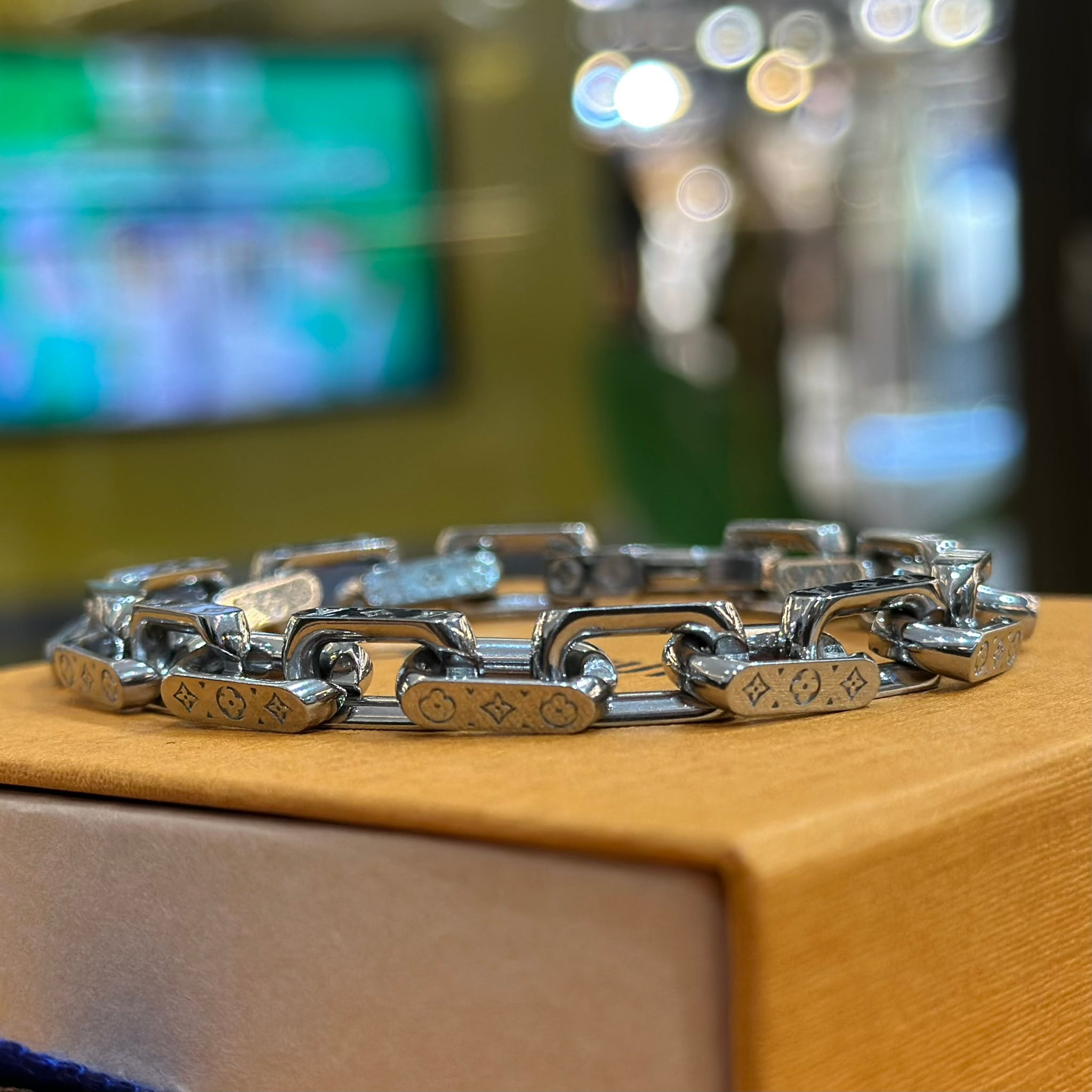 LOUIS VUITTON Mini Monogram Chain Bracelet (2)