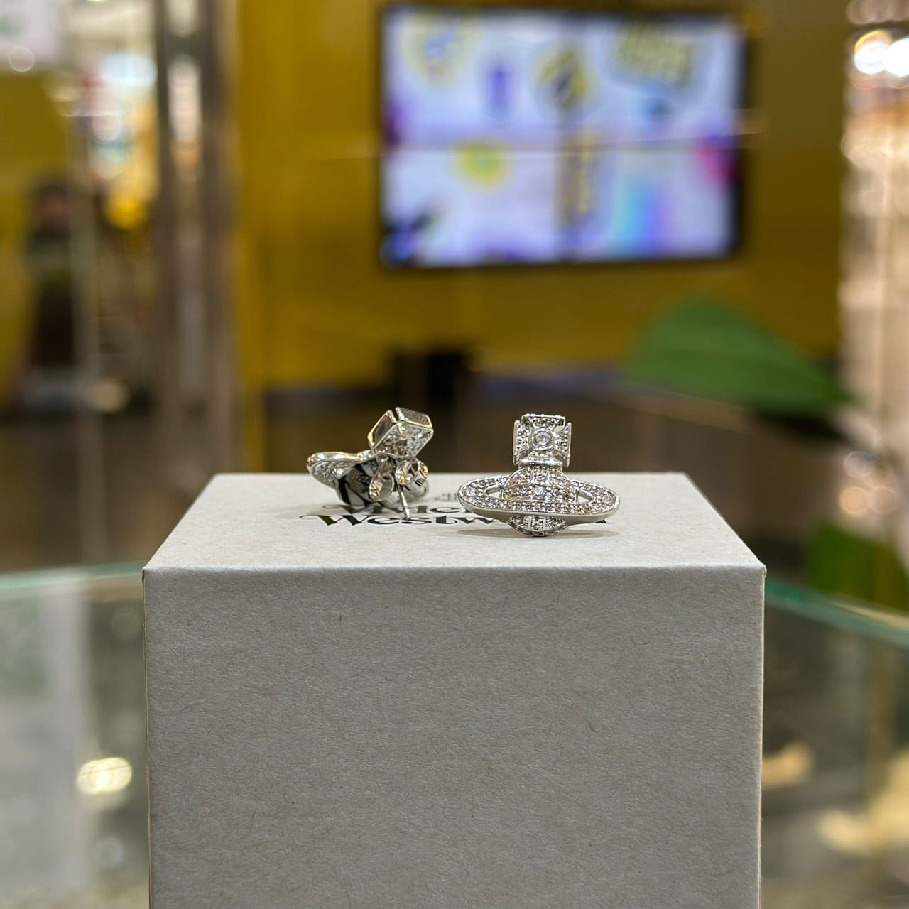 VIVIENNE WESTWOOD Carmela Bas Relief Earrings (2)