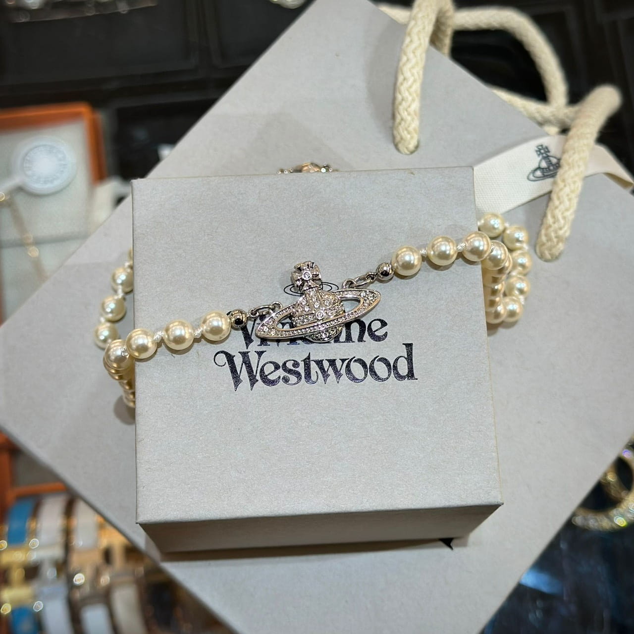 VIVIENNE WESTWOOD Mini Bas Relief Pearl Choker Necklace (1)