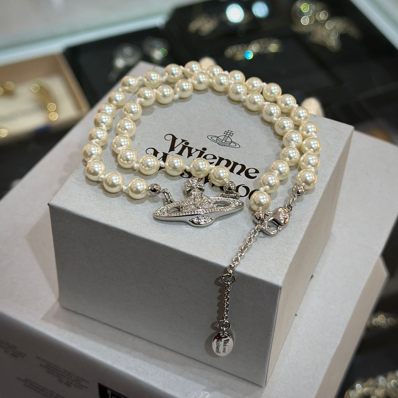 VIVIENNE WESTWOOD Mini Bas Relief Pearl Choker Necklace (2)