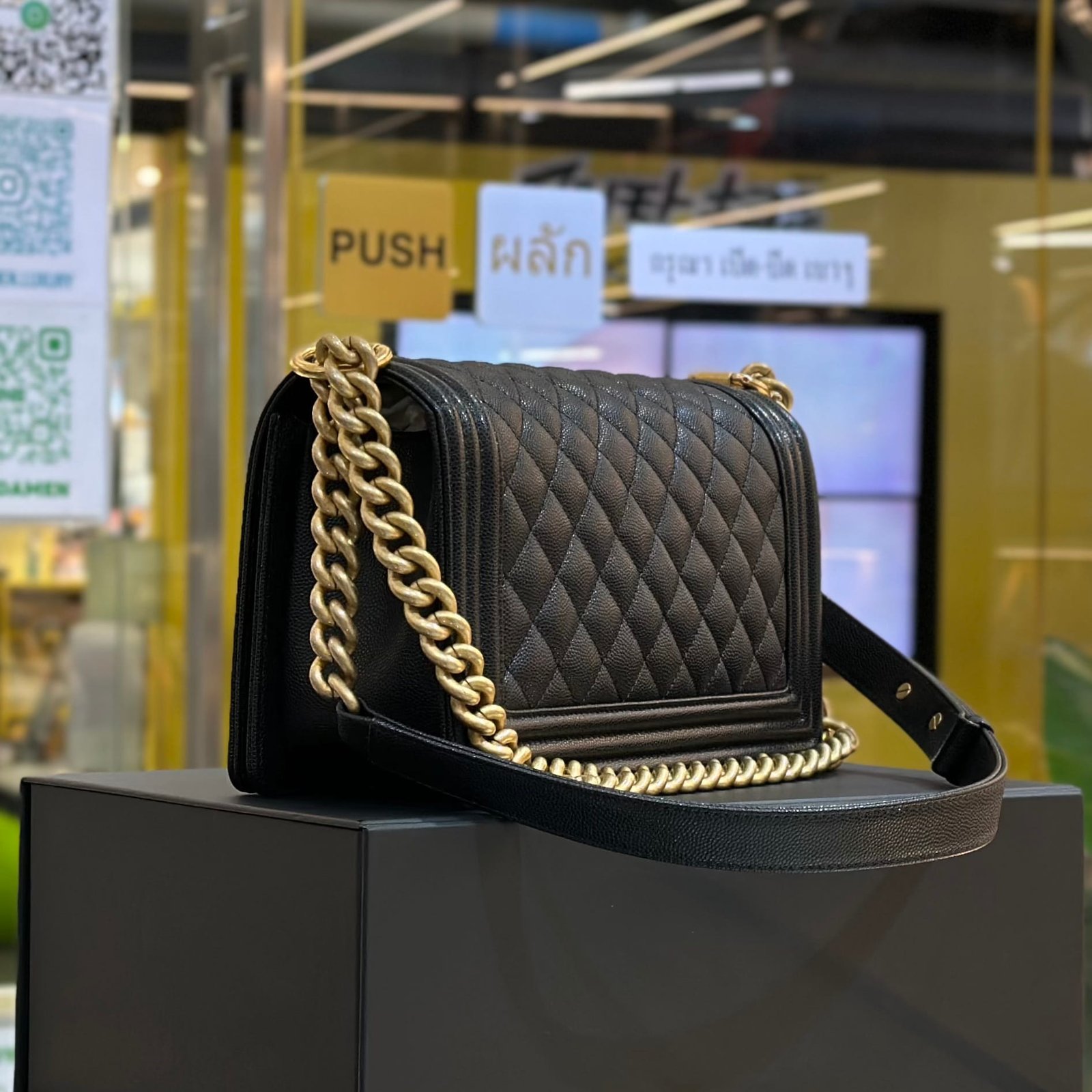 กระเป๋าสะพาย Chanel Boy 10