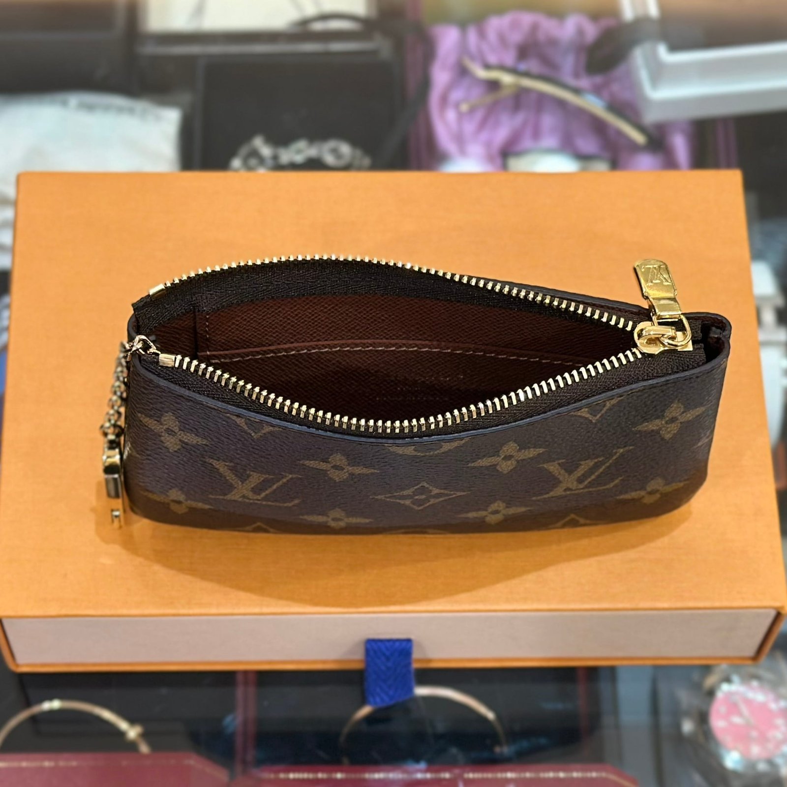 LOUIS VUITTON Monogram Key Pouch S (2)