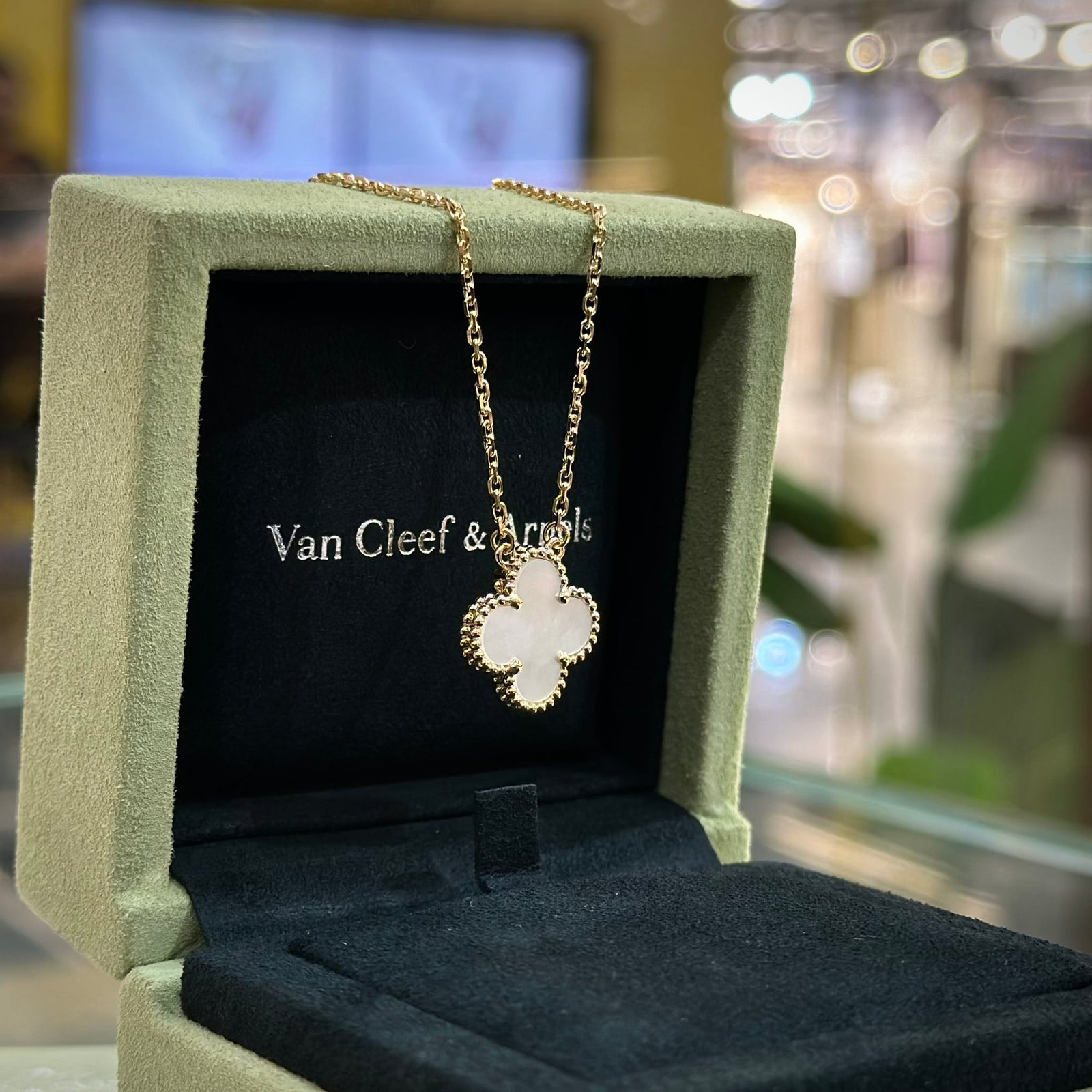 VAN CLEEF & ARPELS Vintage Alhambra Pendant Necklace Pearl (2)